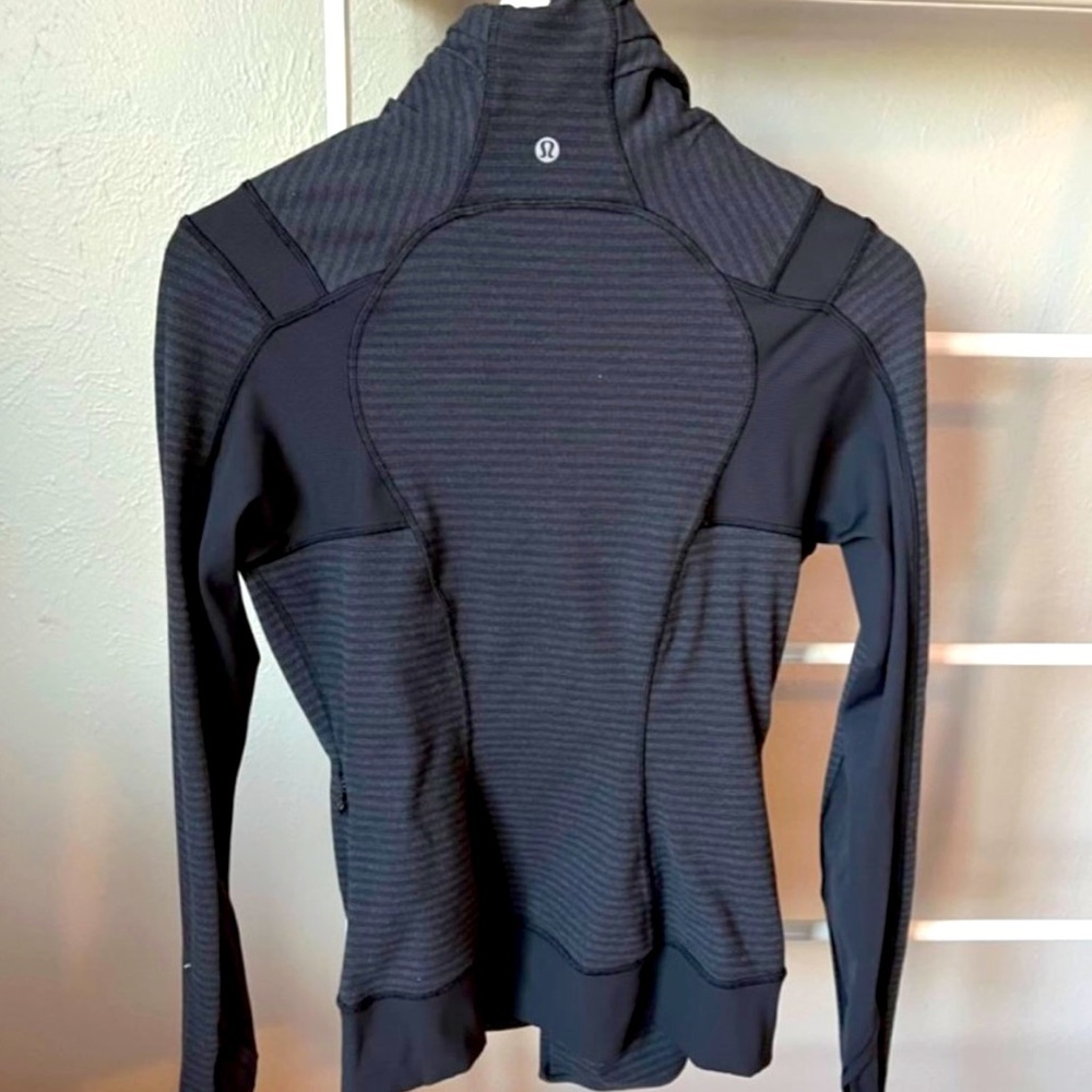 Lululemon jacket size medium